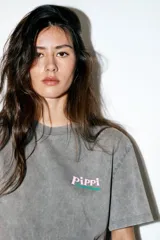 Camiseta de algodón con efecto lavado en color gris, de corte regular, cuello redondo y manga corta. Presenta un pequeño estampado frontal con el logo de Pippi Långstrump y una gran estampación gráfica en la espalda.