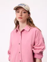 Gorra con visera curva de estilo clásico, confeccionada en algodón con efecto lavado. Presenta el logo de la marca Rusty bordado en el frente con letras en color rojo y borde blanco.