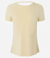 Remera deportiva de microfibra color tostado, con mangas cortas, cuello redondo y costuras reforzadas.