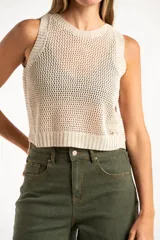 Chaleco tejido sin mangas de calce al cuerpo, con cuello redondo y diseño de punto abierto. Presenta terminaciones acanaladas en cuello, sisas y ruedo.