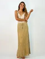 Pollera larga color beige, tejida a crochet con cintura elastizada y cordón ajustable.