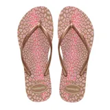 Sandalias tipo ojotas Havaianas modelo Slim Animals, con estampado de animal print en tonos rosados y marrones. Presentan tiras finas en color dorado con acabado metalizado.