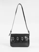 Bandolera negra de cuero vegano con tapa frontal decorada con cuatro hebillas metálicas plateadas. Cuenta con correa larga ajustable para llevar al hombro o cruzada.