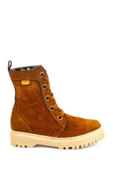 Bota de caña media Kiko's confeccionada en cuero gamuza negro, con sistema de acordonado frontal, ojales metálicos dorados y suela de goma dentada. Presenta un forro interior con estampado a cuadros en tonos rojos y una etiqueta decorativa naranja en el lateral.