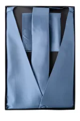 Set de chaleco, corbata y pañuelo de vestir color negro con diseño floral.