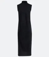Vestido midi negro de suedine, sin mangas, con cuello alto acanalado y aberturas laterales.