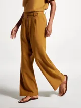 Pantalón de vestir de corte recto y tiro alto, con cierre frontal y trabillas para cinturón. Presenta pinzas en la parte delantera que aportan estructura a la prenda.