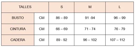 Vestido largo de fiesta color rojo, con cuello halter y diseño ajustado al cuerpo. Presenta una abertura lateral en la cintura con detalle de argollas metálicas.