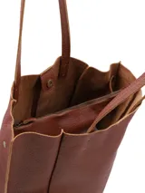 Cartera tipo shopper de gran capacidad, confeccionada en cuero graneado color chocolate. Cuenta con doble asa de hombro y compartimento interior con cierre, diseñado para transportar laptops de hasta 15 pulgadas.