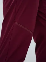 Pantalón de entrenamiento Umbro del Club Nacional de Football, modelo Grok en color azul. Presenta el escudo del club en una pierna y el logo de Umbro en la otra, con diseño cómodo y deportivo.