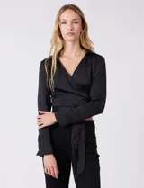 Blusa negra de satén, marca Allie Rose, con cuello con solapa y escote en V. Diseño cruzado con lazo de ajuste lateral y manga larga con pretina, ojal y botón.