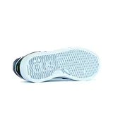 Championes urbanos Öus modelo Cuoro, color negro con detalles en blanco. Presentan un diseño de corte bajo con logo lateral distintivo, confeccionados en una combinación de gamuza y malla, con suela de goma blanca.