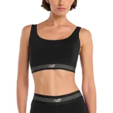 Top deportivo New Balance de color negro con cuello redondo y banda elástica inferior con logo de la marca y detalles de líneas horizontales.