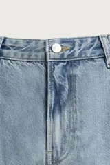 Jeans relaxed barrel fit confeccionados en denim de algodón color celeste con efecto lavado. Presentan tiro medio, corte amplio con forma curva que se estrecha hacia el tobillo, diseño de cinco bolsillos, detalle de pinza en las rodillas y cierre frontal con cremallera y botón.