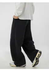 Pantalón deportivo negro de corte ancho.