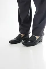 Mocasines de cuero vacuno color beige con textura efecto cocodrilo, punta cuadrada y taco bajo.