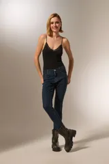 Pantalón jean negro skinny con strass y calce medio.