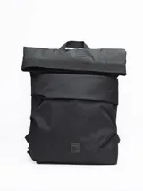 Mochila negra de poliéster con cierre superior enrollable, asa de mano y tirantes ajustables.