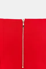 Pantalón de tiro alto en color negro, con diseño de corte recto y ligeramente acampanado. Presenta costuras verticales marcadas en el frente y bolsillos laterales de vivo.