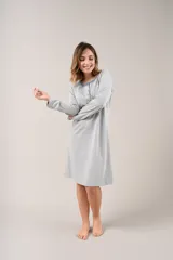 Camisón gris melange de punto, con cuello redondo con botones y mangas largas.