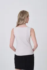 Musculosa de poliamida, con diseño al cuerpo, cuello redondo y sin mangas.