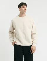 Sweater básico de cuello redondo y manga larga, confeccionado en tejido circular con puños y cuello en tejido canalé.