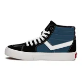 Championes tipo bota de lona, con diseño en bloques de color negro y azul marino, cordones blancos y suela de goma blanca.