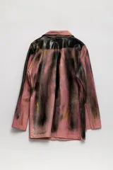 Blazer de cuero color rosa con manchas negras, intervenido con arte abstracto.
