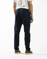 Pantalón chino largo color azul marino, de corte recto y tiro medio, con bolsillos laterales y cierre de botón y cremallera.