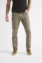 Pantalón de corte slim con diseño de cinco bolsillos y logo bordado. Confeccionado en tejido de algodón con spandex para mayor comodidad.
