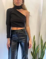 Top negro de un hombro con cuello alto y manga larga.