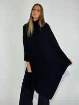 Poncho negro de cuello alto y mangas 3/4.