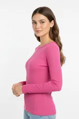 Remera de manga larga y cuello redondo, confeccionada en tejido de punto acanalado.