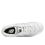 Championes urbanos New Balance modelo 550, color blanco con detalles en gris claro. Presentan un diseño de silueta baja inspirado en el básquet de los años 80, con empeine de cuero sintético y suela de caucho.