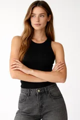Musculosa negra de algodón y elastano, con cuello redondo y diseño ajustado al cuerpo.