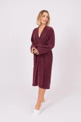 Bata azul marino de toalla con cuello esmoquin, lazo para ajustar en la cintura y bolsillos laterales.