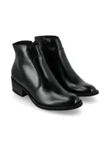 Botín de cuero napa color negro, con diseño clásico de inspiración tex, caña corta y taco acuñado de 4,7 cm.