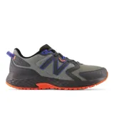 Championes de trail running New Balance 410 v7 para hombre, color gris con detalles en negro, azul y naranja.