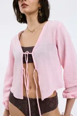 Camisa marrón de manga larga con lazo en el frente.