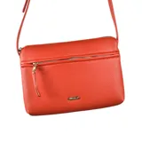 Bandolera color naranja con correa larga regulable.