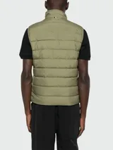 Chaleco acolchado Boss modelo H-Cenito, color verde militar, con cierre frontal y logo estampado en el pecho.