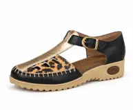 Sandalia artesanal de cuero con diseño en T, combinando negro, detalles en cuero dorado y centro con estampa animal print de leopardo. Cuenta con suela de goma texturizada de color tostado y tira ajustable con hebilla metálica.