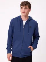 Canguro azul marino con capucha, cierre frontal, bolsillos tipo canguro y logo de la marca en el pecho.