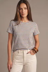 Remera de algodón peinado con elastano, de corte ajustado y diseño a rayas horizontales en celeste y marrón.