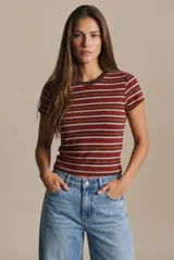 Remera de manga corta con ajuste al cuerpo, diseño a rayas horizontales en tonos bordó, marrón, blanco y tostado, con cuello redondo marrón.