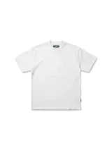 Remera de manga corta color blanco, con corte holgado y logo bordado sutil en el pecho.