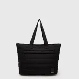 Tote bag de diseño acolchado en color negro, con doble asa de hombro, compartimento principal con cierre y bolsillo frontal con cierre. Incluye logo de la marca en la parte inferior.