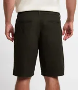 Bermuda de sarga color blanco, de corte recto y diseño básico con bolsillos laterales y traseros.