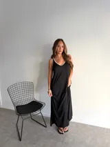 Vestido largo negro de viscosa, con tirantes finos y escote en V con ribete blanco.