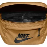 Riñonera color marrón claro con logo Nike negro estampado en el frente.